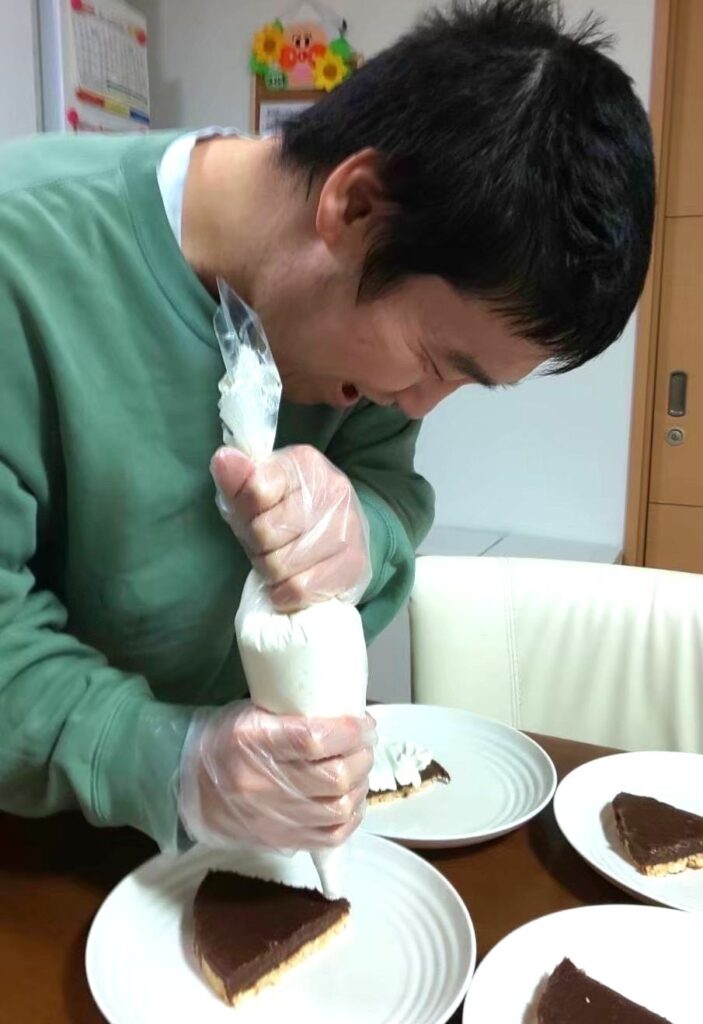 グループホーム向日葵の入居者のお菓子作りの様子